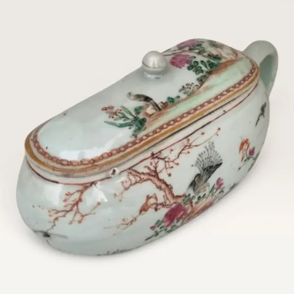 Foto de um(a) Antiga "Bourdaloue" em porcelana chinesa, da categoria de Cachepot. Bourdaloue, porcelana chinesa de exportação do século XVIII, com tampa original, decorada com flores estilizadas em esmaltes... Mostrado de uma perspectiva diferente. Vendido no marketplace Trésors.