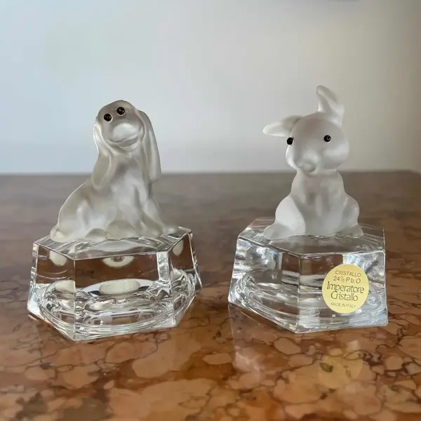 Foto de um(a) Antigo Par De Pequenas Esculturas Animais Cristal Italiano, da categoria de Escultura. Peças feitas à mão. Medem aproximadamente 7 x 5cm cada. Mostrado de uma perspectiva diferente. Vendido no marketplace Trésors.