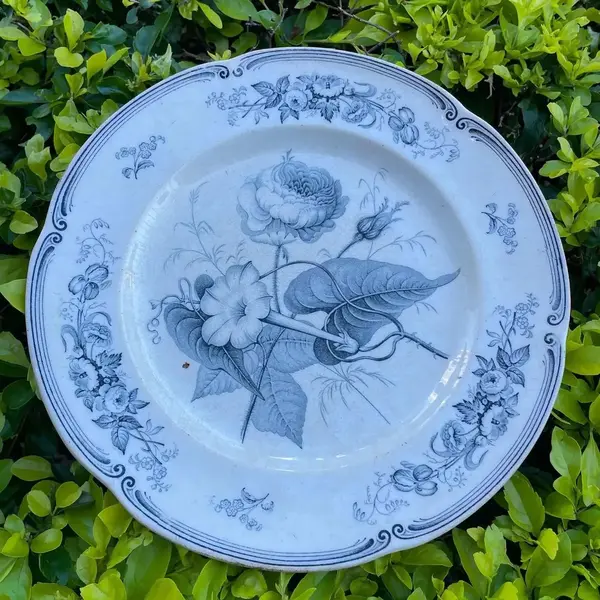 Foto de um(a) Antigo Raro Prato Decorativo Azul E Branco Porcelana Itália, da categoria de Pratos Decorativos. Imperial Stone - Verona. Antigo e raro prato Vitoriano em porcelana artística italiana azul e branco. Linda decoração... Mostrado de uma perspectiva diferente. Vendido no marketplace Trésors.
