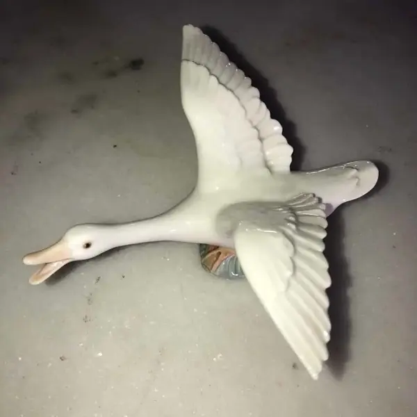 Foto de um(a) Antiga Rara Escultura De Pato Em Porcelana Espanhola Lladró, da categoria de Escultura. Lladró. Linda escultura representando pato em movimento, feito à mão, em finíssima porcelana espanhola, da famosa manufatura... Mostrado de uma perspectiva diferente. Vendido no marketplace Trésors.