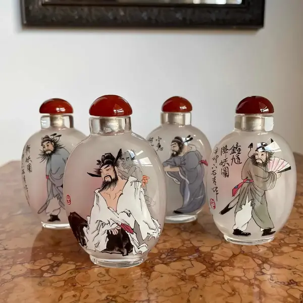 Foto de um(a) Antigos Raros Perfumeiros Orientais Snuff Bottle Pintados, da categoria de Perfumeiros. Snuff Bottle, antigos frascos/perfumeiros orientais delicadamente pintados à mão, cada lado da peça tem uma decoração... Mostrado de uma perspectiva diferente. Vendido no marketplace Trésors.