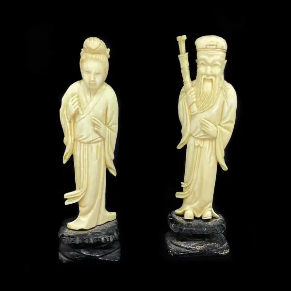 Foto de um(a) Antigo Par Casal Esculturas De Sábios Orientais Esculpidos, da categoria de Escultura. Antigo e pequeno par de esculturas representando casal de sábios esculpidos à mão em marfim. Trabalho muito delicado e com... Mostrado de uma perspectiva diferente. Vendido no marketplace Trésors.