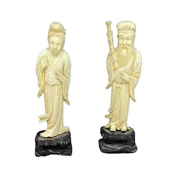 Foto de um(a) Antigo Par Casal Esculturas De Sábios Orientais Esculpidos, da categoria de Escultura. Antigo e pequeno par de esculturas representando casal de sábios esculpidos à mão em marfim. Trabalho muito delicado e com... Vendido no marketplace Trésors.