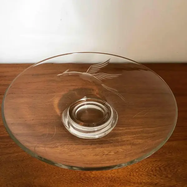 Foto de um(a) Antigo Prato Centro De Mesa Art Deco Cristal Sueco Orrefors, da categoria de Centro de mesa. Antigo e excepcional centro de mesa artístico em finíssimo cristal Suíço. Manufatura Orrefors. Lapidação manual com figura... Mostrado de uma perspectiva diferente. Vendido no marketplace Trésors.