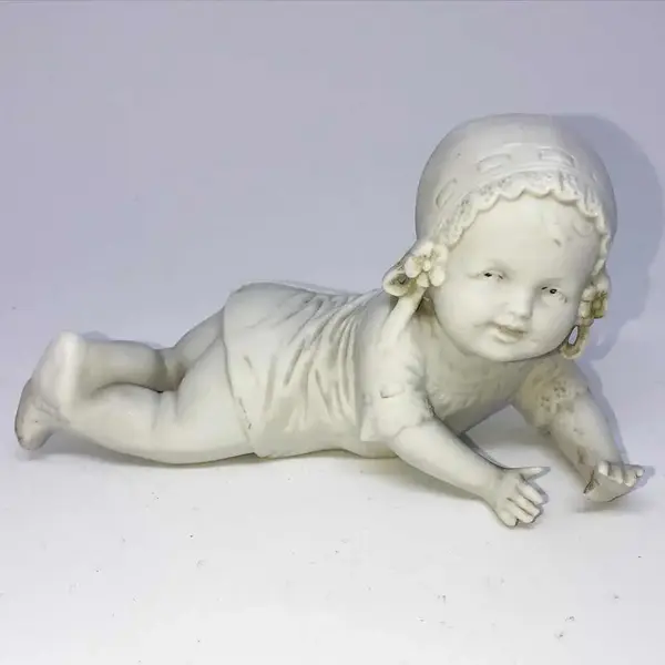 Foto de um(a) Antiga Escultura Bibelô Bebê Engatinhando Biscuit Alemão, da categoria de Escultura. Germany - Depose. Antigo bibelô feito a mão em Biscuit alemão, representando bebê engatinhando. Peça muito decorativa e... Mostrado de uma perspectiva diferente. Vendido no marketplace Trésors.