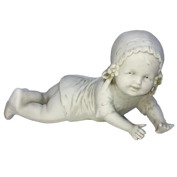 Foto de um(a) Antiga Escultura Bibelô Bebê Engatinhando Biscuit Alemão, da categoria de Escultura. Germany - Depose. Antigo bibelô feito a mão em Biscuit alemão, representando bebê engatinhando. Peça muito decorativa e... Vendido no marketplace Trésors.