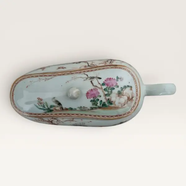 Foto de um(a) Antiga "Bourdaloue" em porcelana chinesa, da categoria de Cachepot. Bourdaloue, porcelana chinesa de exportação do século XVIII, com tampa original, decorada com flores estilizadas em esmaltes... Mostrado de uma perspectiva diferente. Vendido no marketplace Trésors.