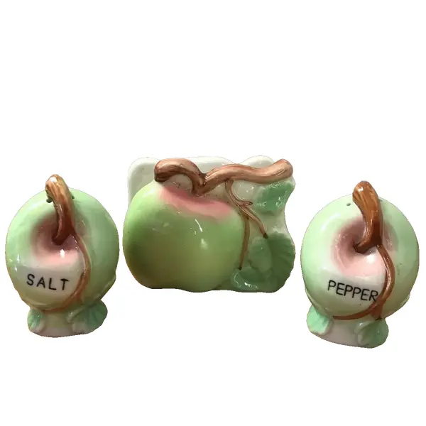 Foto de um(a) Antigo Conjunto Saleiro Pimenteiro Porta Guardanapo Majolica, da categoria de Saleiros e pimenteiros. Antigo conjunto composto por saleiro, pimenteiro e porta guardanapos em porcelana alemã, no formato de frutas. Peças muito... Vendido no marketplace Trésors.
