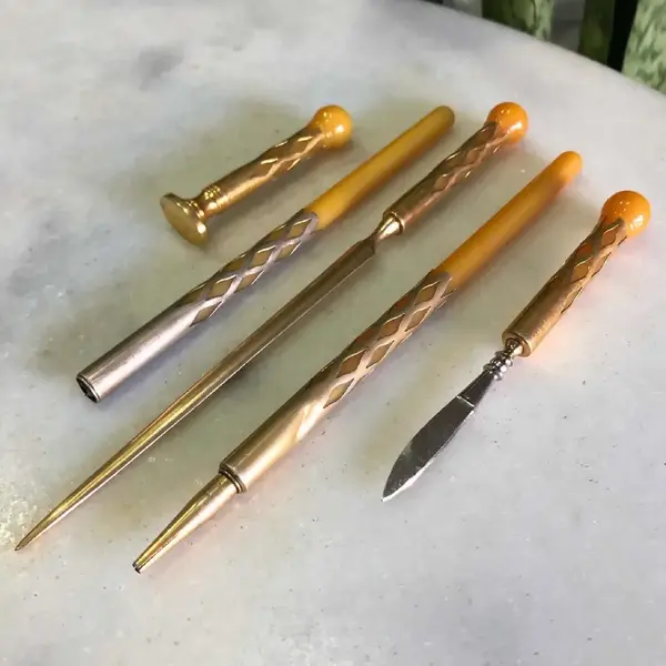 Foto de um(a) Antigo Raro Conjunto Escritório Art Deco Baquelite Francês, da categoria de Itens de Escritório. Antigo e lindo conjunto para escritório composto por 5 peças em baquelite francês com metal dourado. Período Art Deco. Mostrado de uma perspectiva diferente. Vendido no marketplace Trésors.