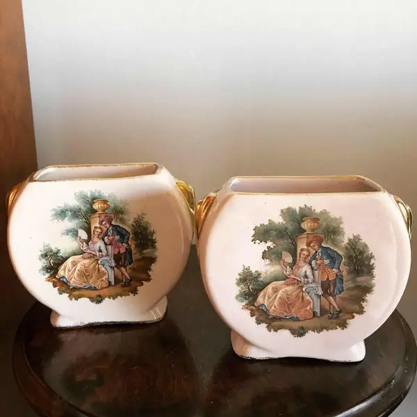 Foto de um(a) Antigo Par De Vasinhos Porcelana Europeia Cenas Galantes, da categoria de Vasos. Par de delicados vasinhos em porcelana europeia, com linda decoração de cenas galantes e flores, acabamento feito a mão com... Mostrado de uma perspectiva diferente. Vendido no marketplace Trésors.
