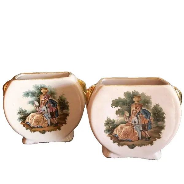 Foto de um(a) Antigo Par De Vasinhos Porcelana Europeia Cenas Galantes, da categoria de Vasos. Par de delicados vasinhos em porcelana europeia, com linda decoração de cenas galantes e flores, acabamento feito a mão com... Vendido no marketplace Trésors.