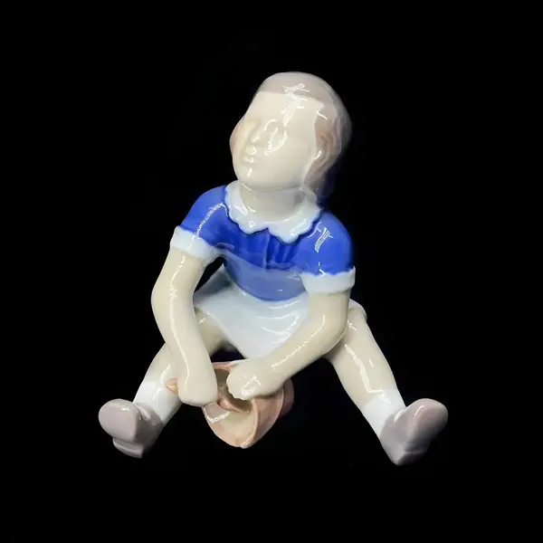 Foto de um(a) Antiga Escultura Bibelô Menina Porcelana B&g Bing Grondahl, da categoria de Escultura. B&G (Bing & Grondahl) - Denmark. Antigo bibelô artístico, escultura de menina brincando em porcelana dinamarquesa. Peça... Mostrado de uma perspectiva diferente. Vendido no marketplace Trésors.