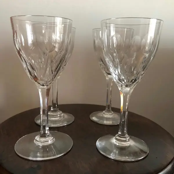 Foto de um(a) Antigos Cálices Taças Copos Para Vinho Em Cristal Francês, da categoria de Taças. Conjunto com 4 taças em cristal francês, corpo e haste ricamente lapidado à mão, excelente brilho e som. 14cm de altura. Mostrado de uma perspectiva diferente. Vendido no marketplace Trésors.