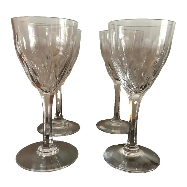 Foto de um(a) Antigos Cálices Taças Copos Para Vinho Em Cristal Francês, da categoria de Taças. Conjunto com 4 taças em cristal francês, corpo e haste ricamente lapidado à mão, excelente brilho e som. 14cm de altura. Vendido no marketplace Trésors.
