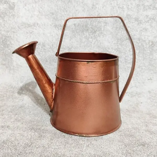 Foto de um(a) Regador em Folha de Flanders com Pátina Cobre, Década de 1980, da categoria de Outros objetos decorativos. Regador de folha de flandres com pátina cobre oxidada e envelhecida. Peca decorativa, decada de 1980 A: 18 cm Diâmetro da... Mostrado de uma perspectiva diferente. Vendido no marketplace Trésors.