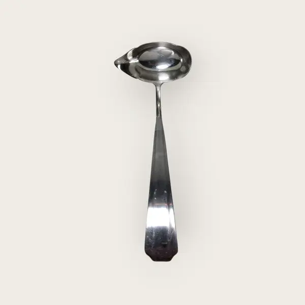 Foto de um(a) Concha em primoroso design WMF, da categoria de Faqueiros / Jogo de talheres. Concha em metal espessurado à prata, com design e assinatura inconfundíveis da WMF, marca da tradicional fábrica alemã... Mostrado de uma perspectiva diferente. Vendido no marketplace Trésors.