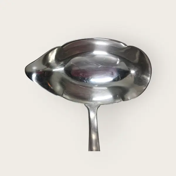 Foto de um(a) Concha em primoroso design WMF, da categoria de Faqueiros / Jogo de talheres. Concha em metal espessurado à prata, com design e assinatura inconfundíveis da WMF, marca da tradicional fábrica alemã... Mostrado de uma perspectiva diferente. Vendido no marketplace Trésors.