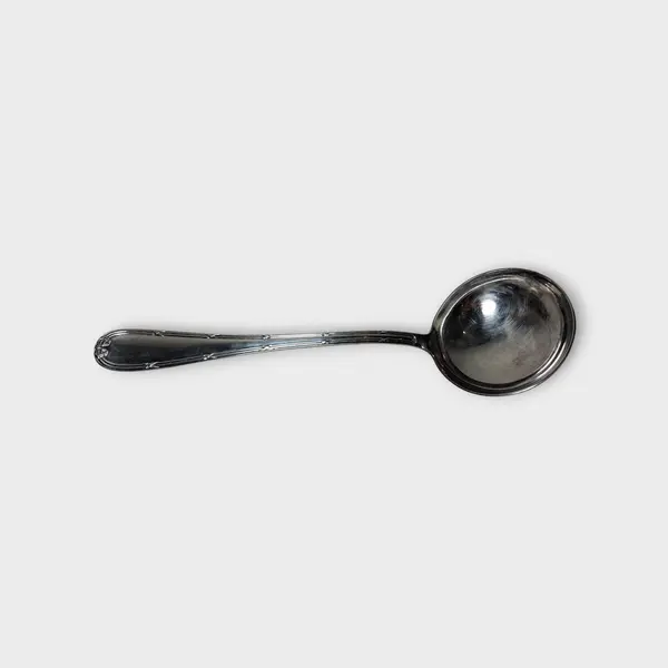 Foto de um(a) Grande concha Plata Lappas, da categoria de Faqueiros / Jogo de talheres. Grande concha para caldos e sopa em metal espessurado à prata, da tradicional marca 'Plata Lappas'. Marca de faqueiros,... Mostrado de uma perspectiva diferente. Vendido no marketplace Trésors.