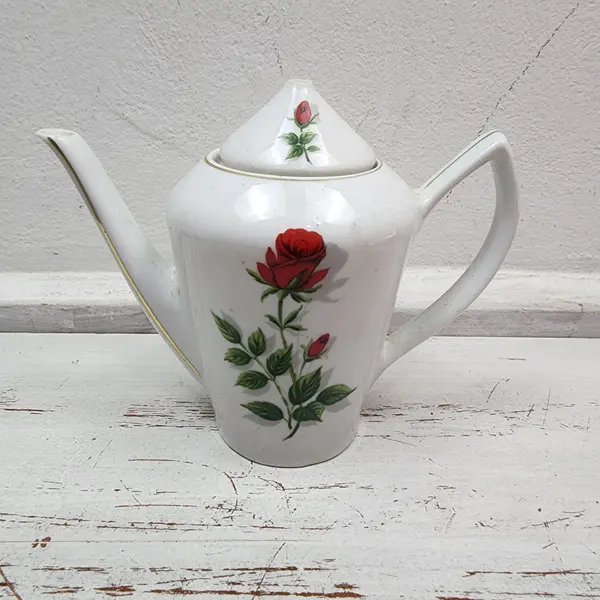 Foto de um(a) Bule Antigo de Porcelana Pozzani com Rosas Vermelhas e Tampa, da categoria de Bules. Estado de conservação: a ponta da tampa está quebrada, deixando um pequeno orifício visível no topo. A tampa acompanha o... Mostrado de uma perspectiva diferente. Vendido no marketplace Trésors.