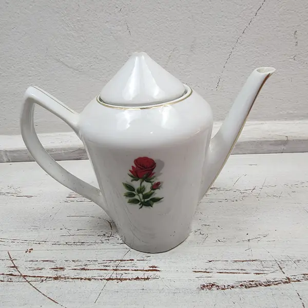 Foto de um(a) Bule Antigo de Porcelana Pozzani com Rosas Vermelhas e Tampa, da categoria de Bules. Estado de conservação: a ponta da tampa está quebrada, deixando um pequeno orifício visível no topo. A tampa acompanha o... Mostrado de uma perspectiva diferente. Vendido no marketplace Trésors.