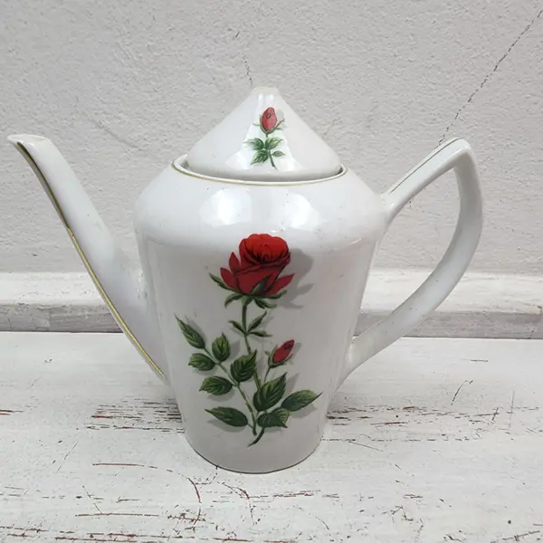 Foto de um(a) Bule Antigo de Porcelana Pozzani com Rosas Vermelhas e Tampa, da categoria de Bules. Estado de conservação: a ponta da tampa está quebrada, deixando um pequeno orifício visível no topo. A tampa acompanha o... Mostrado de uma perspectiva diferente. Vendido no marketplace Trésors.