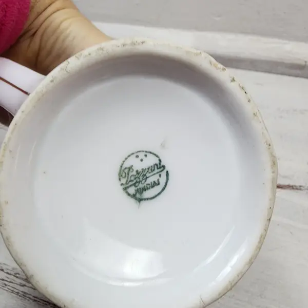 Foto de um(a) Bule Antigo de Porcelana Pozzani com Rosas Vermelhas e Tampa, da categoria de Bules. Estado de conservação: a ponta da tampa está quebrada, deixando um pequeno orifício visível no topo. A tampa acompanha o... Mostrado de uma perspectiva diferente. Vendido no marketplace Trésors.