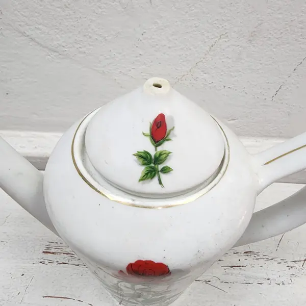 Foto de um(a) Bule Antigo de Porcelana Pozzani com Rosas Vermelhas e Tampa, da categoria de Bules. Estado de conservação: a ponta da tampa está quebrada, deixando um pequeno orifício visível no topo. A tampa acompanha o... Mostrado de uma perspectiva diferente. Vendido no marketplace Trésors.