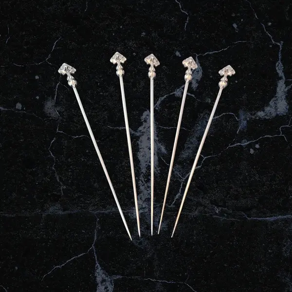 Foto de um(a) Espetos Christofle Art Nouveau, da categoria de Outros utensílios para servir. Autênticos exemplares de espetos para diferente serviços de mesa. Período art nouveau, anos 20-30. Marcas de identiﬁcação... Mostrado de uma perspectiva diferente. Vendido no marketplace Trésors.
