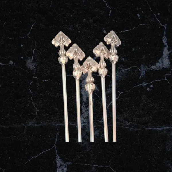 Foto de um(a) Espetos Christofle Art Nouveau, da categoria de Outros utensílios para servir. Autênticos exemplares de espetos para diferente serviços de mesa. Período art nouveau, anos 20-30. Marcas de identiﬁcação... Mostrado de uma perspectiva diferente. Vendido no marketplace Trésors.