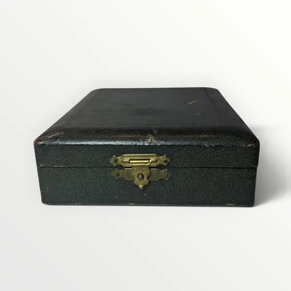 Foto de um(a) Christofle - colheres de café, da categoria de Colheres. 12 colheres para café da famosa marca Christofle em sua caixa de couro original. Medida da colher, 10 cm. Mostrado de uma perspectiva diferente. Vendido no marketplace Trésors.