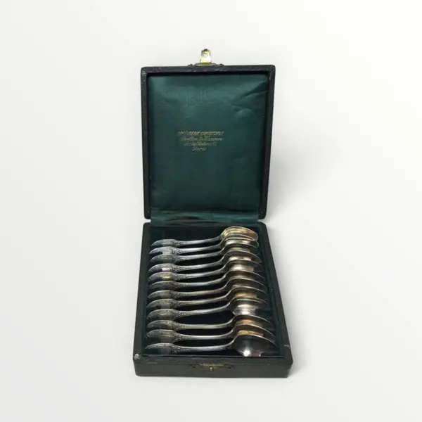 Foto de um(a) Christofle - colheres de café, da categoria de Colheres. 12 colheres para café da famosa marca Christofle em sua caixa de couro original. Medida da colher, 10 cm. Mostrado de uma perspectiva diferente. Vendido no marketplace Trésors.