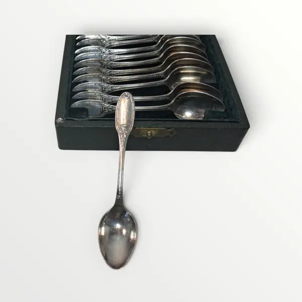 Foto de um(a) Christofle - colheres de café, da categoria de Colheres. 12 colheres para café da famosa marca Christofle em sua caixa de couro original. Medida da colher, 10 cm. Mostrado de uma perspectiva diferente. Vendido no marketplace Trésors.