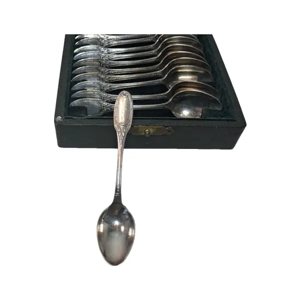 Foto de um(a) Christofle - colheres de café, da categoria de Colheres. 12 colheres para café da famosa marca Christofle em sua caixa de couro original. Medida da colher, 10 cm. Vendido no marketplace Trésors.