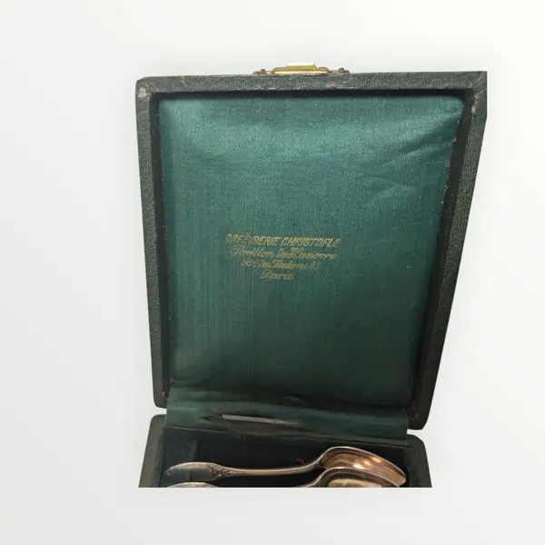 Foto de um(a) Christofle - colheres de café, da categoria de Colheres. 12 colheres para café da famosa marca Christofle em sua caixa de couro original. Medida da colher, 10 cm. Mostrado de uma perspectiva diferente. Vendido no marketplace Trésors.