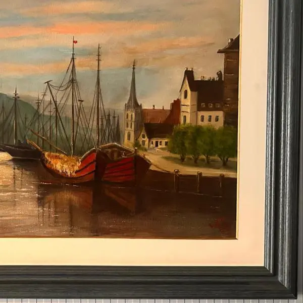 Foto de um(a) Franc Tisovec (Fratis). Título: Porto Bom. Técnica: Óleo sobre tela (OST). Dimensões 73 x 93 cm, da categoria de Pinturas. Moldura contemporânea em tons de cinza grafite com passpartout em madeira clara e filete dourado. Magnífica marinha de... Mostrado de uma perspectiva diferente. Vendido no marketplace Trésors.