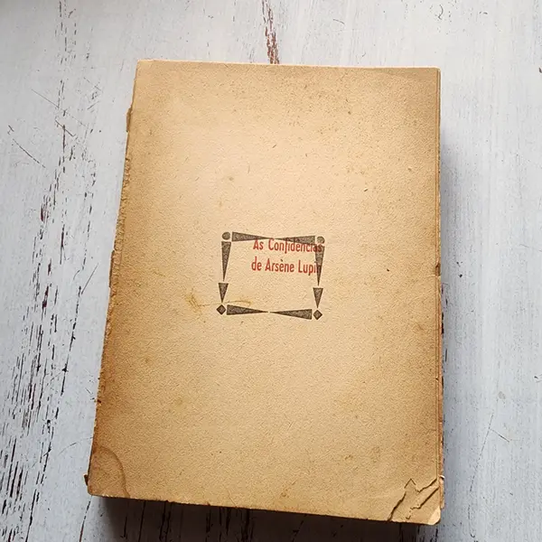 Foto de um(a) As Confidências de Arsène Lupin – Maurice Leblanc – Editora Vecchi 1950 – Romance Policial Antigo – Coleção Os Mais Célebres, da categoria de Livros. Mostrado de uma perspectiva diferente. Vendido no marketplace Trésors.