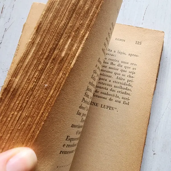 Foto de um(a) As Confidências de Arsène Lupin – Maurice Leblanc – Editora Vecchi 1950 – Romance Policial Antigo – Coleção Os Mais Célebres, da categoria de Livros. Mostrado de uma perspectiva diferente. Vendido no marketplace Trésors.