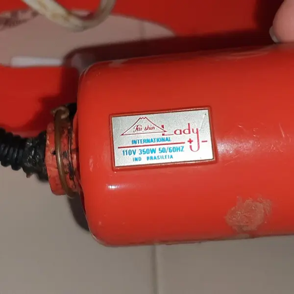 Foto de um(a) Kit Secador De Cabelos vintage Anos 70 funcionando 110v, da categoria de Eletrodomésticos. peça antiga/vintage - usada, de brechó produto fabricado nos anos 70 110V Marca: Tai Shin Lady internacional Acompanha... Mostrado de uma perspectiva diferente. Vendido no marketplace Trésors.