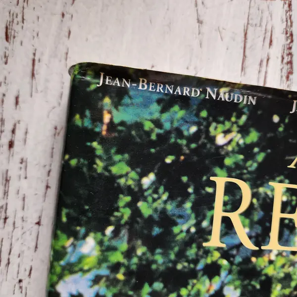 Foto de um(a) À Mesa com Renoir – Jean-Bernard Naudin, Jacqueline Saulnier e Jean-Michel Charbonnier – Salamandra 1996 – Capa Dura Ilustrado, da categoria de Livros. ATENÇÃO AO ESTADO DE CONSERVAÇÃO: exemplar usado, publicado em 1996. O livro possui capa dura com guarda-pó. O guarda-pó... Mostrado de uma perspectiva diferente. Vendido no marketplace Trésors.