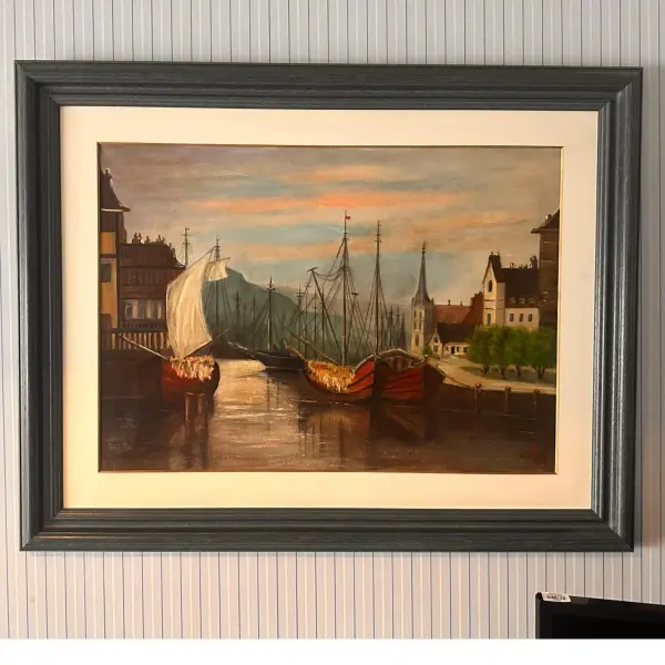 Foto de um(a) Franc Tisovec (Fratis). Título: Porto Bom. Técnica: Óleo sobre tela (OST). Dimensões 73 x 93 cm, da categoria de Pinturas. Moldura contemporânea em tons de cinza grafite com passpartout em madeira clara e filete dourado. Magnífica marinha de... Mostrado de uma perspectiva diferente. Vendido no marketplace Trésors.