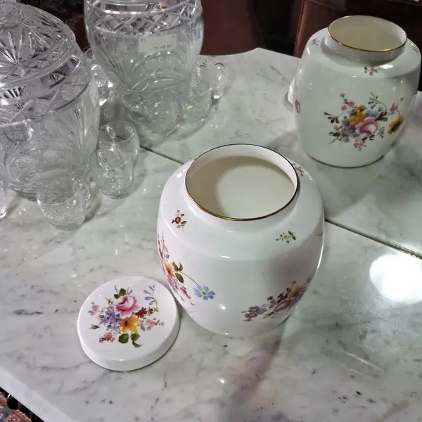 Foto de um(a) Potiche porcelana inglesa Royal Crown Derby, da categoria de Garrafas, potes e jarros. Potiche em porcelana inglesa da renomada Royal Crown Derby, com o clássico padrão floral Derby Posies, introduzido em meados... Mostrado de uma perspectiva diferente. Vendido no marketplace Trésors.