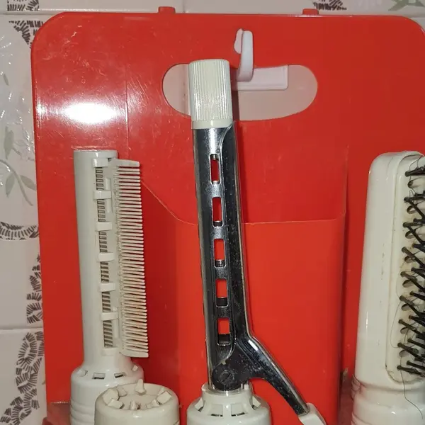Foto de um(a) Kit Secador De Cabelos vintage Anos 70 funcionando 110v, da categoria de Eletrodomésticos. peça antiga/vintage - usada, de brechó produto fabricado nos anos 70 110V Marca: Tai Shin Lady internacional Acompanha... Mostrado de uma perspectiva diferente. Vendido no marketplace Trésors.
