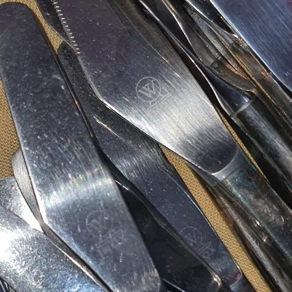 Foto de um(a) LOTE FACAS REFEIÇÃO E SOBREMESA ANTIGAS VINTAGE, da categoria de Facas. 16 facas de sobremesa e 16 facas de refeição, totalizando 32 unidades não tem marcação no cabo, mas estavam junto com um... Mostrado de uma perspectiva diferente. Vendido no marketplace Trésors.