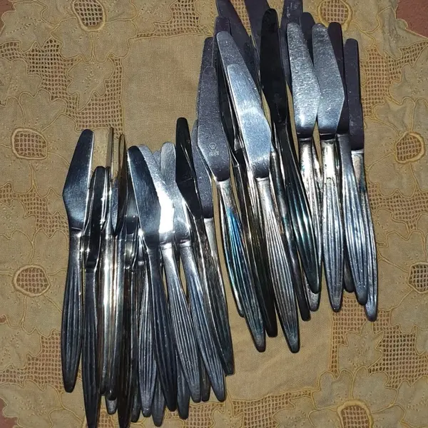 Foto de um(a) LOTE FACAS REFEIÇÃO E SOBREMESA ANTIGAS VINTAGE, da categoria de Facas. 16 facas de sobremesa e 16 facas de refeição, totalizando 32 unidades não tem marcação no cabo, mas estavam junto com um... Mostrado de uma perspectiva diferente. Vendido no marketplace Trésors.