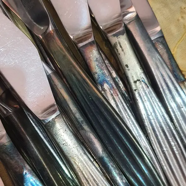 Foto de um(a) LOTE FACAS REFEIÇÃO E SOBREMESA ANTIGAS VINTAGE, da categoria de Facas. 16 facas de sobremesa e 16 facas de refeição, totalizando 32 unidades não tem marcação no cabo, mas estavam junto com um... Mostrado de uma perspectiva diferente. Vendido no marketplace Trésors.