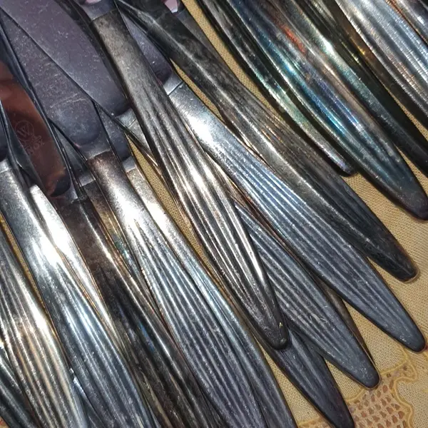 Foto de um(a) LOTE FACAS REFEIÇÃO E SOBREMESA ANTIGAS VINTAGE, da categoria de Facas. 16 facas de sobremesa e 16 facas de refeição, totalizando 32 unidades não tem marcação no cabo, mas estavam junto com um... Mostrado de uma perspectiva diferente. Vendido no marketplace Trésors.