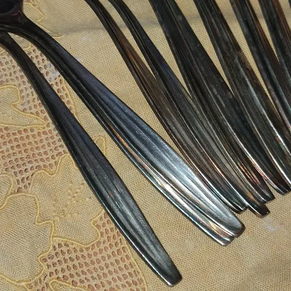 Foto de um(a) LOTE COLHERES DE SOPA ANTIGAS VINTAGE PRATA 90 WOLFF, da categoria de Colheres. lote com 18 peças, no estado de conservação conforme imagens Guardadas faz tempo. Mostrado de uma perspectiva diferente. Vendido no marketplace Trésors.