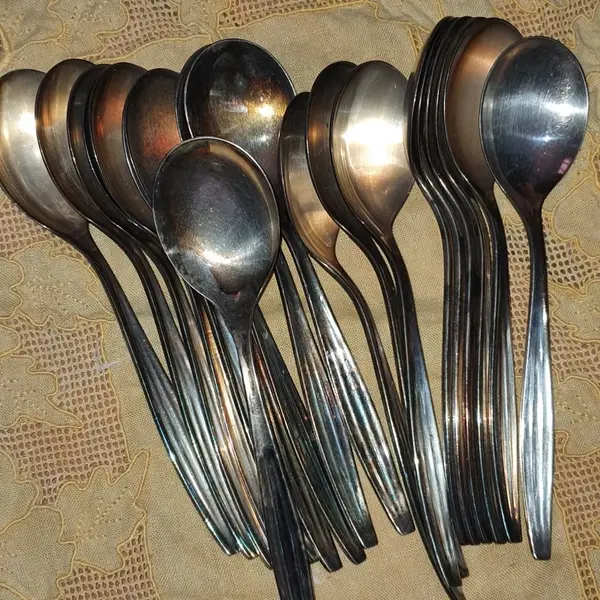 Foto de um(a) LOTE COLHERES DE SOPA ANTIGAS VINTAGE PRATA 90 WOLFF, da categoria de Colheres. lote com 18 peças, no estado de conservação conforme imagens Guardadas faz tempo. Mostrado de uma perspectiva diferente. Vendido no marketplace Trésors.