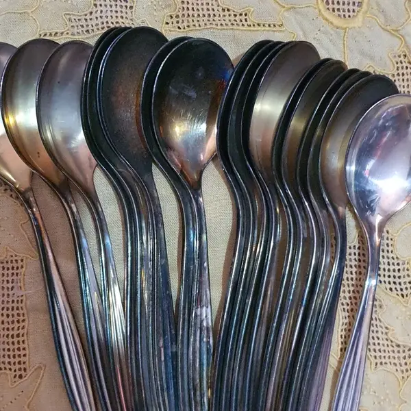 Foto de um(a) LOTE COLHERES DE SOPA ANTIGAS VINTAGE PRATA 90 WOLFF, da categoria de Colheres. lote com 18 peças, no estado de conservação conforme imagens Guardadas faz tempo. Mostrado de uma perspectiva diferente. Vendido no marketplace Trésors.