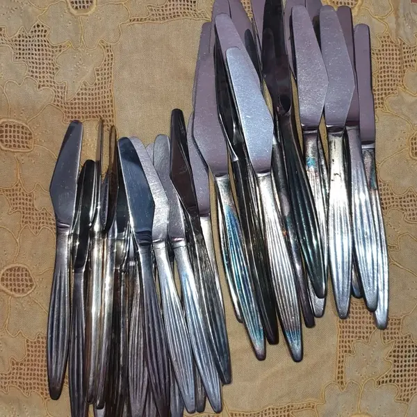 Foto de um(a) LOTE FACAS REFEIÇÃO E SOBREMESA ANTIGAS VINTAGE, da categoria de Facas. 16 facas de sobremesa e 16 facas de refeição, totalizando 32 unidades não tem marcação no cabo, mas estavam junto com um... Mostrado de uma perspectiva diferente. Vendido no marketplace Trésors.